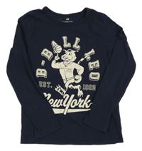 Tmavomodré tričko so lvem a nápismi H&M