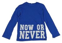 Tmavomodré tričko s nápisom