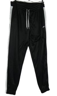 Pánské černo-bílé sportovní funkční tepláky s pruhy Slazenger 