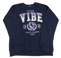 Tmavomodrá mikina s nápisem 