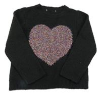 Čierny sveter s barevným srdcem