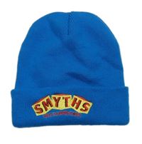 Modrá čapica s nápisom