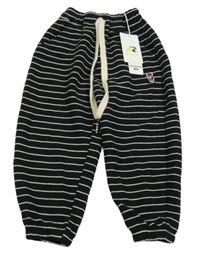 Nové - černé pruhované tepláky s s nášivkou 