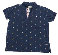 Tmavomodré polo tričko s farebným vzorom