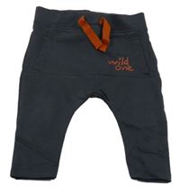 Tmavosivé tepláky s nápisom