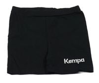 Čierne elastické kraťasy s nápisom Kempa