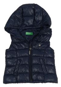 Tmavomodrá šusťáková zateplená vesta s kapucí Benetton
