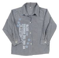 Tmavomodro-bílá pruhovaná košile s nápisem 