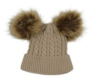 Béžová vzorovaná čepice s chlupatými bambulemi 