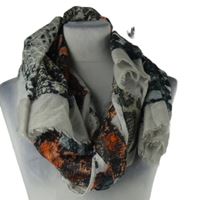 Dámská šedo-červeno-červená vzorovaná šála 