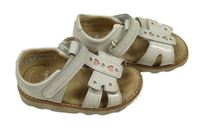Bílé kožené sandály se srdíčky Clarks vel. 22