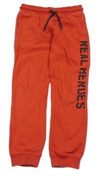 Červené tepláky s nápisom C&A