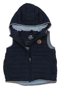 Tmavomodrá šusťáková prošívaná zateplená vesta s nášivkou a kapucí Topolino