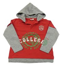 Červeno-sivé polo tričko s nápismi a kapucňou