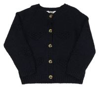 Tmavomodrý prepínaci sveter so srdiečkami M&Co.