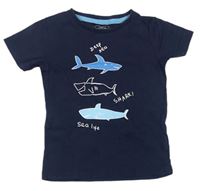 Tmavomodré tričko so žralokmi a nápismi Next