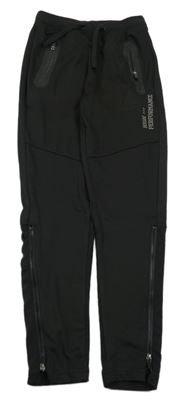 Černé sportovní tepláky s nápisy YIGGA