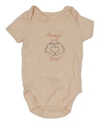 Světlebroskvové body s dlaněmi a nápisy George