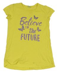 Žlté tričko so trblietavymi nápisy a motýlikmi Y.F.K.