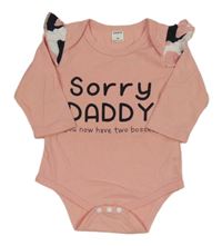 Růžové body s nápisem a volánky 