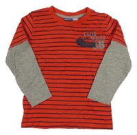 Červeno-tmavomodro-sivé pruhované tričko s autom a číslom a nápismi lupilu