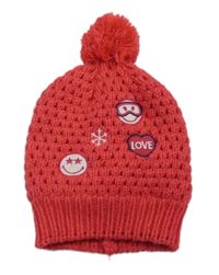 Jahodová pletená podšitá čapica s nášivkami a brmbolcom