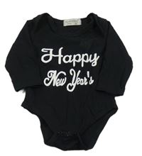 Černé body s nápisem 