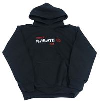 Čierna mikina s potlačou a kapucňou