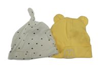 2x čepice - bílá s hvězdami + žlutá s písmenem