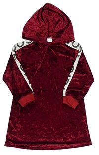 Rubínové zamatové šaty s kapucňou