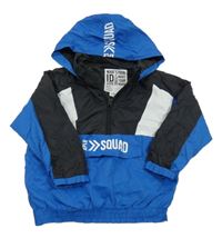 Cobaltovoě modro-bielo-čierna kockovaná šušťáková jarná vetrovka s nápisom a kapucňou