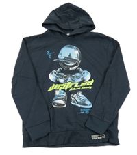 Tmavomodrá mikina s helmou a ovladačem a botami a kapucí C&A