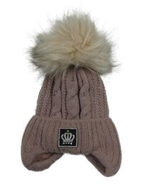 Starorůžová pletená čepice s nášivkou a bambulí