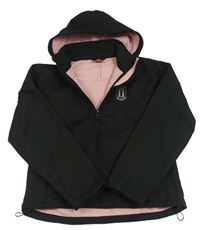 Čierna softhellová bunda s výšivkou a kapucňou