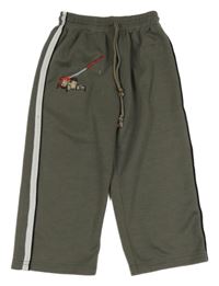 Šedozeleno-biele široké tepláky s hasiči