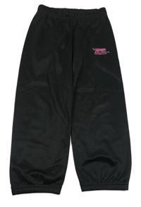 Čierne športové nohavice s nášivkou