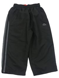 Čierne šušťákové športové capri nohavice s pruhmi a logom Lonsdale