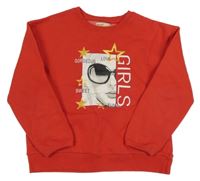 Červená mikina s dívkou