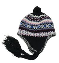 Černo-barevná vzorovaná čepice 