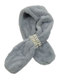 Šedá kožešinová šála s perlami