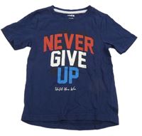 Tmavomodré tričko s nápisom