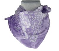 Dámský lila saténový šátek s kvietkami