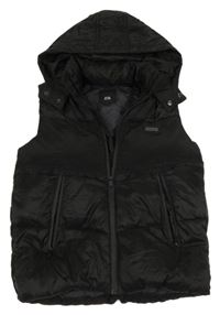 Černá šusťáková zateplená vesta s nášivkou a kapucí River Island