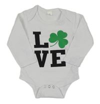 Biele body s nápisom