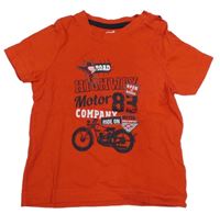Červené tričko s nápismi a číslom a motorkou lupilu