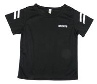 Čierne športové tričko s nápisom a bielymi pruhmi