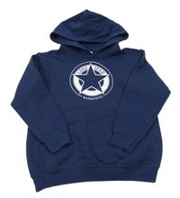 Tmavomodrá mikina s hvězdou a kapucí