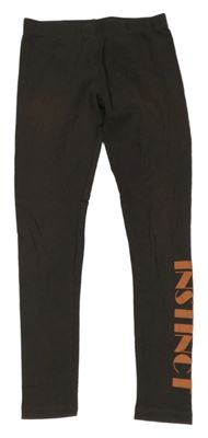 Tmavohnedé legíny s nápisom