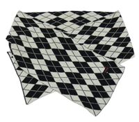 Černo-bílá károvaná šála s nášivkou