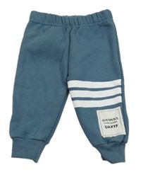 Modré tepláky s prúžkami s nášivkou